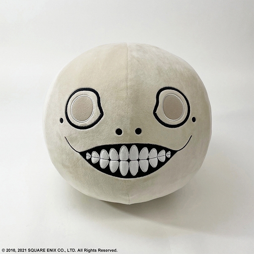 画像ギャラリー No.001のサムネイル画像 / 「NieR Replicant ver.1.22474487139...」のエミールをモチーフにしたフェイスクッションが登場