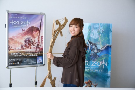 画像ギャラリー No.006のサムネイル画像 / 「Horizon Forbidden West」アーロイ役の高垣彩陽さんへのインタビューを公開。ダンボールアートの“アーロイの弓矢”もお披露目
