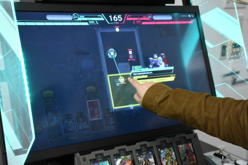 画像ギャラリー No.009のサムネイル画像 / アーケードカードゲーム「機動戦士ガンダム アーセナルベース」独占先行レポート。MSとパイロットのカードを組み合わせた，駆け引きが楽しめる