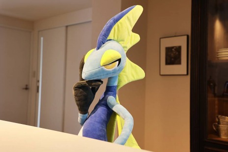 画像ギャラリー No.005のサムネイル画像 / 約120センチのビッグサイズ。「ポケモンぬいぐるみ エージェントポケモン！インテレオン」の予約受付が本日スタート