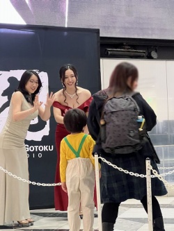 画像ギャラリー No.004のサムネイル画像 / 「龍が如く8」全国体験会 東京会場レポート。横山昌義氏，中谷一博さん，生キャバ嬢役のksonさん，佐山 愛さんが会場の盛り上がりを実感