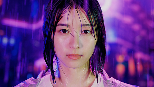 画像ギャラリー No.005のサムネイル画像 / 「超探偵事件簿 レインコード」，女優・鳴海 唯さんが出演するWeb CMを公開。セリフ違いの「降り続く雨も悪くないね篇」は笑顔が印象的