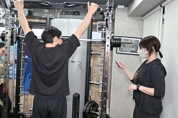 画像ギャラリー No.015のサムネイル画像 / 「一番いいトレーニングを頼む」トレーニーもトレーナーも全員オタク!?　女性専門パーソナルジム「Clara」が「エルシャダイ」とコラボ！