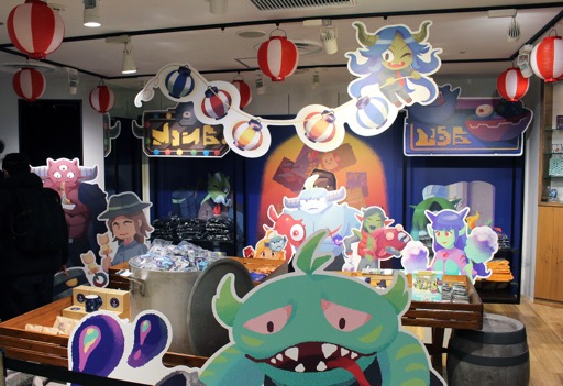 画像ギャラリー No.001のサムネイル画像 / 「メグとばけもの」POP UP SHOP内覧会レポート。池袋PARCO本館に“魔界のお祭り会場”が！　イベント用の描き下ろしイラストのグッズも多数