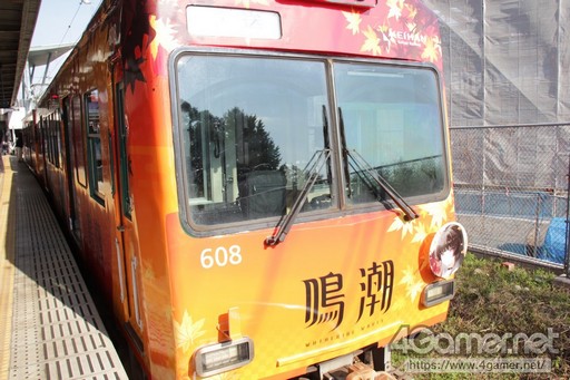 画像ギャラリー No.023のサムネイル画像 / 「鳴潮」と京阪電車のコラボによるラッピング電車が運行。特別車掌に就任した千咲の着ぐるみも登場した，セレモニーの模様をレポート