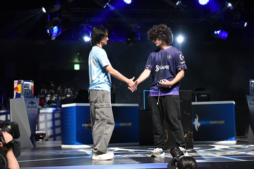 画像ギャラリー No.009のサムネイル画像 / 「カプコンカップ11」決勝大会レポート。翔選手がチリの新星Blaz選手を打ち倒し，「ストリートファイター6」世界最強の座に輝く