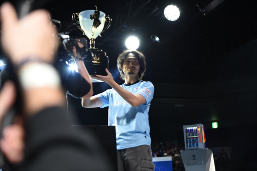 画像ギャラリー No.015のサムネイル画像 / 「カプコンカップ11」決勝大会レポート。翔選手がチリの新星Blaz選手を打ち倒し，「ストリートファイター6」世界最強の座に輝く