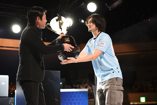 画像ギャラリー No.017のサムネイル画像 / 「カプコンカップ11」決勝大会レポート。翔選手がチリの新星Blaz選手を打ち倒し，「ストリートファイター6」世界最強の座に輝く