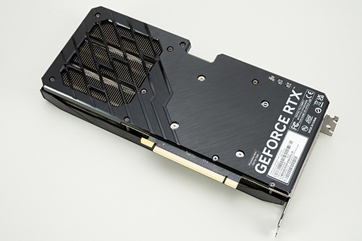 画像ギャラリー No.007のサムネイル画像 / アンダー10万円のPalit製RTX 4070カード「GeForce RTX 4070 Dual」の実力を検証。PCケースを選びにくいサイズも魅力だ