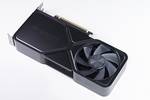 画像ギャラリー No.006のサムネイル画像 / 写真で見る「GeForce RTX 4070 SUPER Founders Edition」。新型ミドルハイは，既存のRTX 4070 FEとほぼ同サイズだ