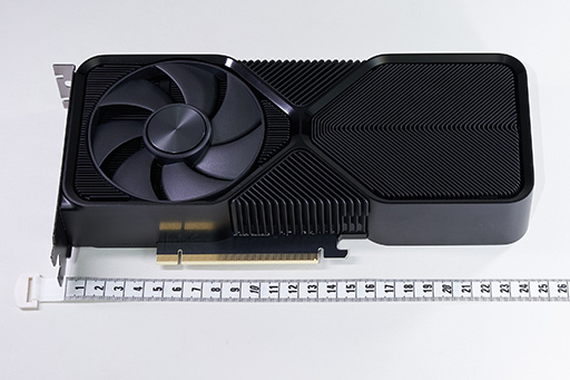 画像ギャラリー No.007のサムネイル画像 / 写真で見る「GeForce RTX 4070 SUPER Founders Edition」。新型ミドルハイは，既存のRTX 4070 FEとほぼ同サイズだ
