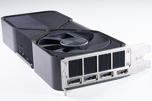 画像ギャラリー No.009のサムネイル画像 / 写真で見る「GeForce RTX 4070 SUPER Founders Edition」。新型ミドルハイは，既存のRTX 4070 FEとほぼ同サイズだ