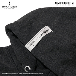画像ギャラリー No.004のサムネイル画像 / 「ARMORED CORE VI」ハンドラー・ウォルターをモチーフにしたパーカーが登場。胸に“猟犬のリードを握る右腕”のエンブレムをプリント