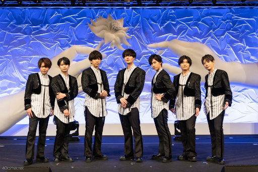 画像ギャラリー No.002のサムネイル画像 / アニメ化も発表に。「華Doll*-Behind The Frame-Anthos* Stage Event 2023」では，お揃いの衣装を着たキャストがライブと朗読劇を披露
