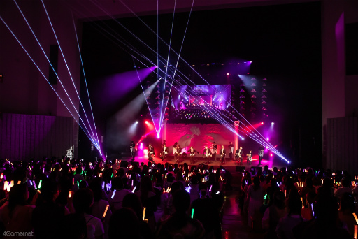 画像ギャラリー No.003のサムネイル画像 / アニメ化も発表に。「華Doll*-Behind The Frame-Anthos* Stage Event 2023」では，お揃いの衣装を着たキャストがライブと朗読劇を披露