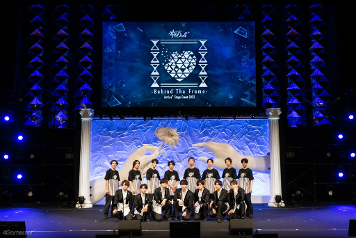 画像ギャラリー No.012のサムネイル画像 / アニメ化も発表に。「華Doll*-Behind The Frame-Anthos* Stage Event 2023」では，お揃いの衣装を着たキャストがライブと朗読劇を披露