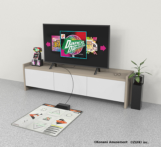 画像ギャラリー No.006のサムネイル画像 / やっぱり初代「DanceDanceRevolution」のミニだ！ 瑞起の新製品は初期楽曲をメインに収録し，コナステ用コントローラも使える1/5のDDR筐体