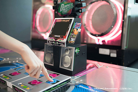画像ギャラリー No.014のサムネイル画像 / やっぱり初代「DanceDanceRevolution」のミニだ！ 瑞起の新製品は初期楽曲をメインに収録し，コナステ用コントローラも使える1/5のDDR筐体