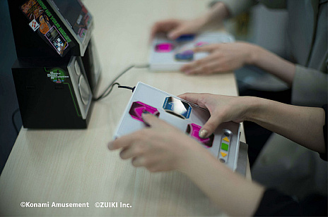 画像ギャラリー No.015のサムネイル画像 / やっぱり初代「DanceDanceRevolution」のミニだ！ 瑞起の新製品は初期楽曲をメインに収録し，コナステ用コントローラも使える1/5のDDR筐体