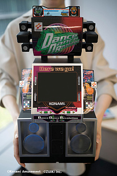 画像ギャラリー No.017のサムネイル画像 / やっぱり初代「DanceDanceRevolution」のミニだ！ 瑞起の新製品は初期楽曲をメインに収録し，コナステ用コントローラも使える1/5のDDR筐体