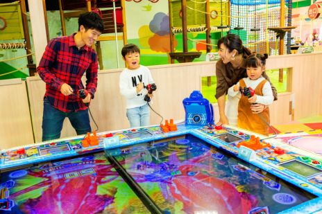 画像ギャラリー No.008のサムネイル画像 / 3歳から楽しめるアーケードゲーム「釣りスピちゃお！」，本日から順次稼働。保護者はお手本を見せながら一緒に遊べる