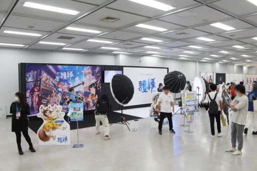 画像ギャラリー No.002のサムネイル画像 / 「護縁」ブースにユッシ・ユキに扮したコスプレイヤーが登場。プロカメラマンによる撮影サービスも行われた“Ultra acosta！”レポート