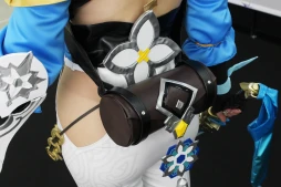 画像ギャラリー No.008のサムネイル画像 / 「護縁」ブースにユッシ・ユキに扮したコスプレイヤーが登場。プロカメラマンによる撮影サービスも行われた“Ultra acosta！”レポート