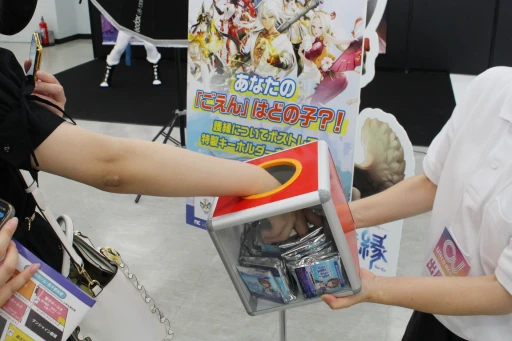 画像ギャラリー No.013のサムネイル画像 / 「護縁」ブースにユッシ・ユキに扮したコスプレイヤーが登場。プロカメラマンによる撮影サービスも行われた“Ultra acosta！”レポート