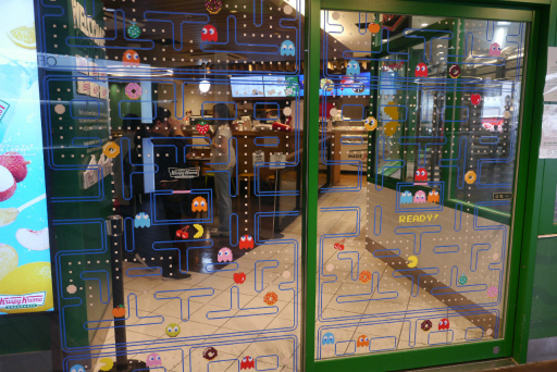 画像ギャラリー No.004のサムネイル画像 / 誕生日を控えたパックマンが，渋谷のドーナツ店で1日店長を務める。「パックマン」×「クリスピー・クリーム・ドーナツ」コラボレポート