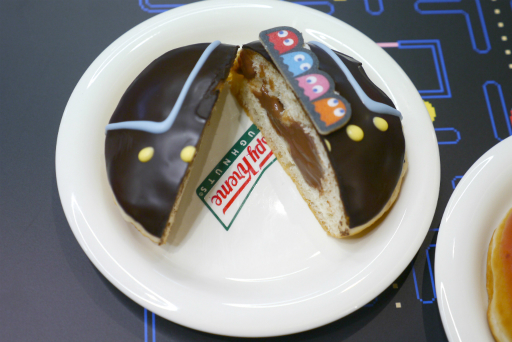 画像ギャラリー No.010のサムネイル画像 / 誕生日を控えたパックマンが，渋谷のドーナツ店で1日店長を務める。「パックマン」×「クリスピー・クリーム・ドーナツ」コラボレポート