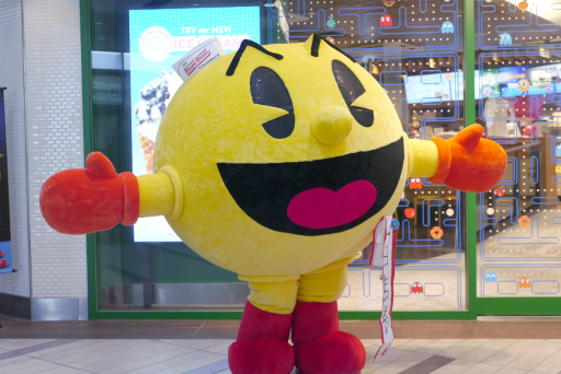 画像ギャラリー No.015のサムネイル画像 / 誕生日を控えたパックマンが，渋谷のドーナツ店で1日店長を務める。「パックマン」×「クリスピー・クリーム・ドーナツ」コラボレポート