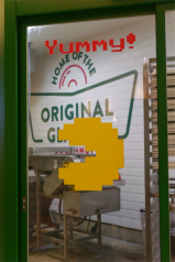 画像ギャラリー No.016のサムネイル画像 / 誕生日を控えたパックマンが，渋谷のドーナツ店で1日店長を務める。「パックマン」×「クリスピー・クリーム・ドーナツ」コラボレポート