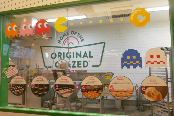 画像ギャラリー No.017のサムネイル画像 / 誕生日を控えたパックマンが，渋谷のドーナツ店で1日店長を務める。「パックマン」×「クリスピー・クリーム・ドーナツ」コラボレポート