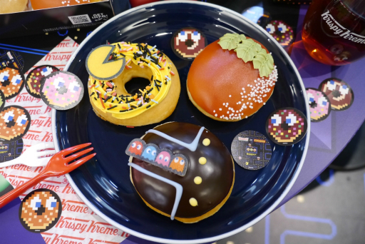 画像ギャラリー No.018のサムネイル画像 / 誕生日を控えたパックマンが，渋谷のドーナツ店で1日店長を務める。「パックマン」×「クリスピー・クリーム・ドーナツ」コラボレポート