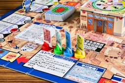 画像ギャラリー No.018のサムネイル画像 / “こち亀”のボードゲームがまともなわけがない！副業＆ギャンブルで10億円稼ぐ「ゲーム・ザ・両津勘吉」昭和・平成レトロボードゲーム大百科 第9回