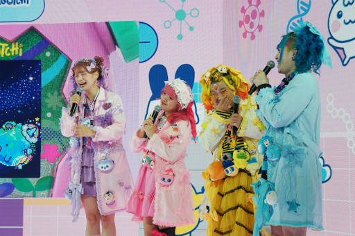 画像ギャラリー No.005のサムネイル画像 / たまごっちシリーズ最新作「Tamagotchi Paradise」は，お世話の視点を切り替えられる“ズーム機能”を搭載。開発背景などが語られた発表会をレポート