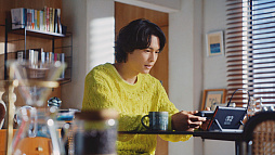 画像ギャラリー No.018のサムネイル画像 / 「ぽこ あ ポケモン」狩野英孝さんら4名が出演するCMを2月16日から放映。MAHINAさんの歌唱に合わせてダンス