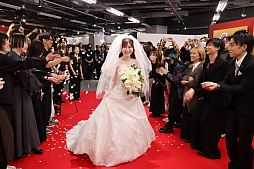 画像ギャラリー No.014のサムネイル画像 / 「龍が如く」冠婚葬祭展レポート。結婚，葬儀，兄弟の盃を交わす……人生のドラマをテーマに「龍が如く」らしさを味わえる