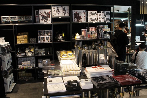 画像ギャラリー No.003のサムネイル画像 / 渋谷PARCOに「KOJIMA PRODUCTIONS × PARCO GAMES STRAND STORE」本日オープン。約3か月にわたり多数のコラボグッズを販売。パンチの利いたコラボメニューも注目