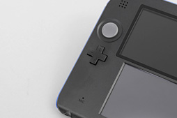画像ギャラリー No.013のサムネイル画像 / 「Nintendo 2DS」分解レポート。立体視非対応の“廉価版3DS”，その中身は？