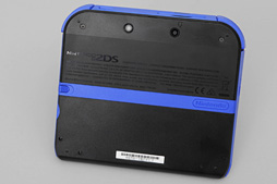 画像ギャラリー No.015のサムネイル画像 / 「Nintendo 2DS」分解レポート。立体視非対応の“廉価版3DS”，その中身は？