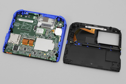 画像ギャラリー No.019のサムネイル画像 / 「Nintendo 2DS」分解レポート。立体視非対応の“廉価版3DS”，その中身は？