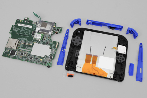 画像ギャラリー No.020のサムネイル画像 / 「Nintendo 2DS」分解レポート。立体視非対応の“廉価版3DS”，その中身は？