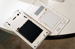画像ギャラリー No.014のサムネイル画像 / KDDI，「INFOBAR A02」を発表。2月中旬の発売前に軽く触ってみた