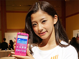 画像ギャラリー No.001のサムネイル画像 / KDDIの2013冬モデルスマートフォン＆タブレットを触ってきた。スペックは横一線で使い勝手に工夫を凝らした製品が目立つ