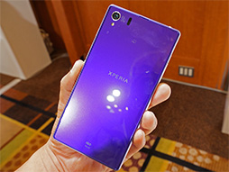 画像ギャラリー No.013のサムネイル画像 / KDDIの2013冬モデルスマートフォン＆タブレットを触ってきた。スペックは横一線で使い勝手に工夫を凝らした製品が目立つ