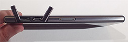 画像ギャラリー No.016のサムネイル画像 / KDDIの2013冬モデルスマートフォン＆タブレットを触ってきた。スペックは横一線で使い勝手に工夫を凝らした製品が目立つ