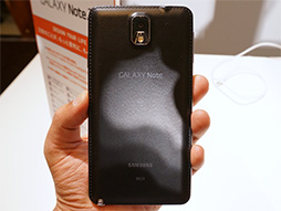 画像ギャラリー No.023のサムネイル画像 / KDDIの2013冬モデルスマートフォン＆タブレットを触ってきた。スペックは横一線で使い勝手に工夫を凝らした製品が目立つ