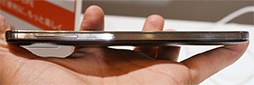 画像ギャラリー No.028のサムネイル画像 / KDDIの2013冬モデルスマートフォン＆タブレットを触ってきた。スペックは横一線で使い勝手に工夫を凝らした製品が目立つ