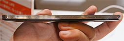 画像ギャラリー No.029のサムネイル画像 / KDDIの2013冬モデルスマートフォン＆タブレットを触ってきた。スペックは横一線で使い勝手に工夫を凝らした製品が目立つ